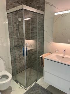 Modern Studio Near Train & Lake - 2