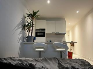 Modern Studio Near Train & Lake - 1