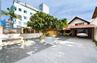 Linda Casa no Centro da Praia, Próximo a Praia e Comércio em Geral - Bombinhas - 0