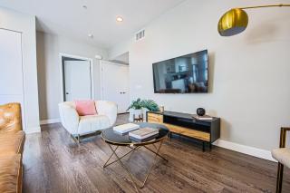 Spacious 3BD 3BA with Iconic Hollywood Sign Views from Balcony & Roofdeck! - Los Angeles - 1