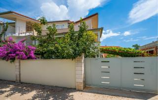 Stunning Apartment In Premantura With Wifi - 3
