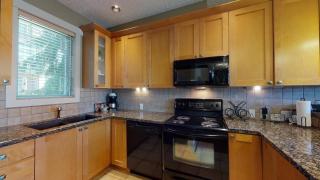 Sooke Harbour Getaway - 1