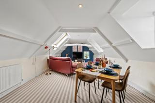 2-Bedroom Cotswolds Chic, Cosy & Tranquil Retreat, Norcote Loft, Sleeps 3, With Private Parking SPRING SPECIAL OFFER! - by Blue Puffin Stays - 3