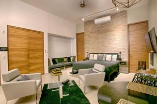 Rooftop Pool, Bar and Gym, Romantic Zone Stay - 2