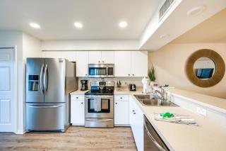 6 Mi to Beach: Naples Condo w/ Pool & Hot Tub - 1
