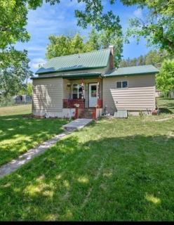 Charming 2-bedroom cottage 8 miles from Sturgis with WiFi, AC and parking space! - Sturgis - 0