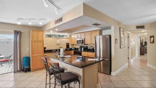 Minutes to Beach and Happenings/Free Parking/Tons of Space - St Pete Beach - 6