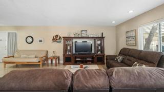 Minutes to Beach and Happenings/Free Parking/Tons of Space - St Pete Beach - 2