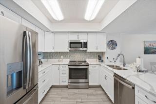 OPEN - Beachfront Luxury/Spacious/Free Amenities/Walk Everywhere - St. Pete Beach - 6