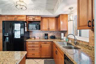 Walk to Beach/Beautiful and Comfy/Relaxing Patio/Parking - St Pete Beach - 8
