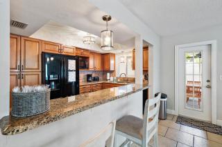 Walk to Beach/Beautiful and Comfy/Relaxing Patio/Parking - St Pete Beach - 3