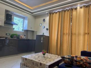 Entire Floor Luxury 3BHK 3Baths 5 Double Beds in Tapovan Nr Laxman Jhulla - Rishikesh - 5
