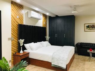 Luxury Apartments on Daily, Weekly and Monthly basis - Lahore - 4