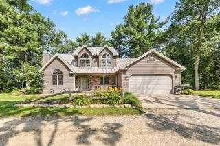 Family-Friendly 5BR House by the Lake - 6