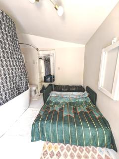 STUDETTE LA ROSÉE ABONDANTE Non-fumeur, 45 min de Paris, 10m2, indépendante, cosy, apaisante, mobiliers convertible, WiFi, TV, kitchenette, sanitaires inclus visibles dans la même pièce, mini terrasse, jardin, canapé-lit 120x180, 1 à 2 pers gabarit moyen - Savigny-le-Temple - 7