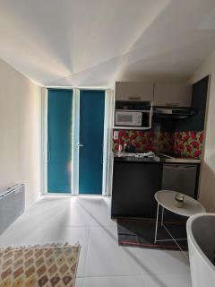 STUDETTE LA ROSÉE ABONDANTE Non-fumeur, 45 min de Paris, 10m2, indépendante, cosy, apaisante, mobiliers convertible, WiFi, TV, kitchenette, sanitaires inclus visibles dans la même pièce, mini terrasse, jardin, canapé-lit 120x180, 1 à 2 pers gabarit moyen - Savigny-le-Temple - 6