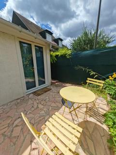 STUDETTE LA ROSÉE ABONDANTE Non-fumeur, 45 min de Paris, 10m2, indépendante, cosy, apaisante, mobiliers convertible, WiFi, TV, kitchenette, sanitaires inclus visibles dans la même pièce, mini terrasse, jardin, canapé-lit 120x180, 1 à 2 pers gabarit moyen - Savigny-le-Temple - 3