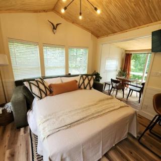 Mountain View Bungalow Near Breweries, Trails, Pool and Waterfalls - Old Fort - 1