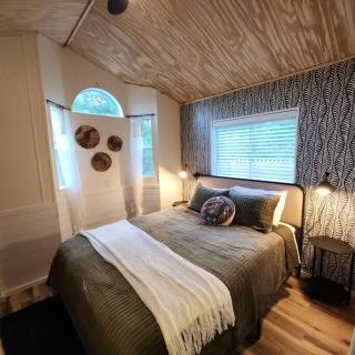 Mountain View Bungalow Near Breweries, Trails, Pool and Waterfalls - Old Fort - 8