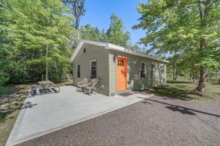 Fire Pit and Patio Pet-Friendly Cabin in Idlewild! - 0