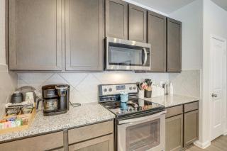 Walk to Brazos County Expo Elegant Home with Grill! - Bryan - 1