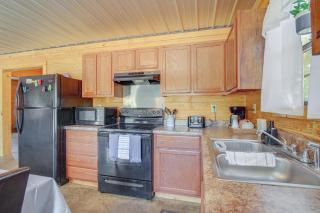 5 Mi to Sardis Lake Pet-Friendly Cabin Rental - Batesville - 1