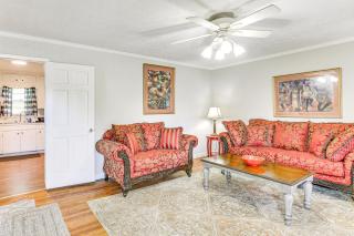 Cozy Mullins Retreat with Backyard and Covered Porch! - Mullins - 6