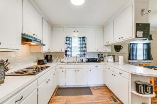 Cozy Mullins Retreat with Backyard and Covered Porch! - Mullins - 4