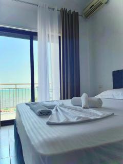 Blue Eye Restaurant and Hotel - Durrës - 0