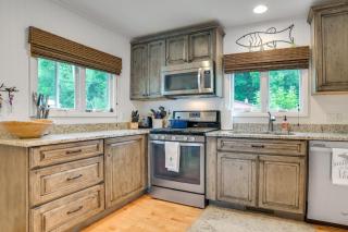 Lakefront Cottage Near Snowmobiling and Nubs Nob! - Alanson - 4