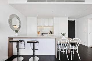 Chic 1-Bedroom Apartment with Pool and Gym - Brisbane - 2