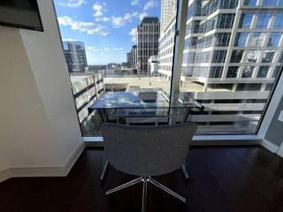 2Bed Midtown High-Rise King Bed Free Parking with Balcony View Rooftop Pool - Atlanta - 5