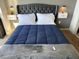 2Bed Midtown High-Rise King Bed Free Parking with Balcony View Rooftop Pool - 1