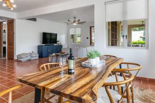 Upscale villa in gated community beach access Yari - 8