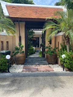 Luxury 5BR Pool Villa Pattaya-Family & Friends Fun Escape-BBQ, Pool Table - 2