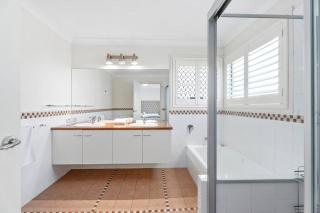 Entire home in Southport Parade Southport - Gold Coast - 1