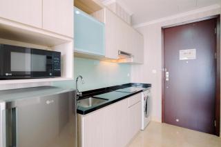 Comfort and Modern Look Studio Menteng Park Apartment By Travelio - Jacarta - 5