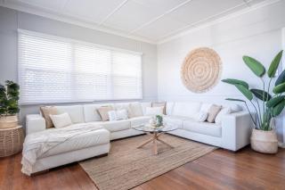 Kings Beach Coastal Getaway, Bring the dog! - Caloundra - 2