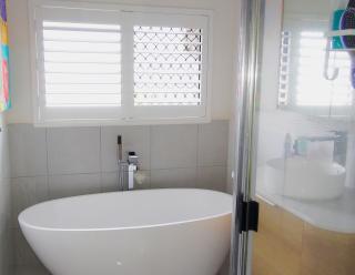 Beach Bliss, Private Bedroom, Private Lounge & Bathroom, plus Netflix, Wifi - Kewarra Beach - 8