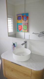 Beach Bliss, Private Bedroom, Private Lounge & Bathroom, plus Netflix, Wifi - Kewarra Beach - 1
