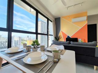 Sunlit Minimalist Suite, 7 Pax at Urban Suites Georgetown by SuperStay - Jelutong - 4