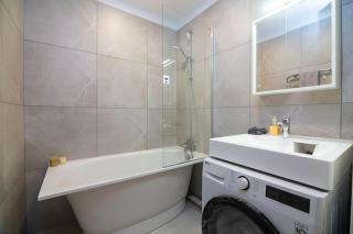 Elegant 2-Bedroom Retreat Near Old Town - Riga - 7