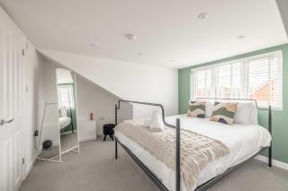 Windsor 10 Mins - 3 Bedrooms, 2 Bathrooms House with Parking - 1