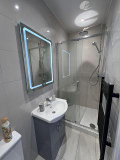 Florence House - 3 Twin Bedroom House 3 Showers 2 Ensuites Plus Walk-in Wetroom Garden Fast Wi-Fi J1-M5 on Doorstep Weekly Stays ok Contractor Accommodation Another Best-in-Class - 2