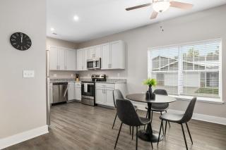 Modern New Build 4BR 4BA Two Condo w Garage and Patio - Wyoming - 2