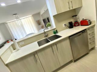 Luxury 1 bedroom Apartment Yacht club - 1