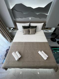 La Luna Petite Suite Deluxe with Free Jacuzzi, Bikes & Covered Parking - Našice - 1