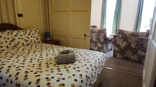 Spacious Seafront Apartment, Beach & Sea Views, Parking - 2