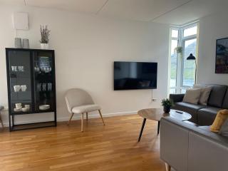 Unique Sea & Landscape View and Spacious Apartment - Klaksvík - 3