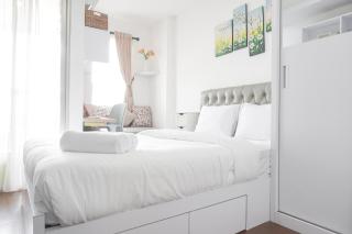 Fancy and Nice Studio at Belmont Residence Puri Apartment By Travelio - Giacarta - 0